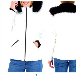 🌹🌹NWT  Gorgeous Ladies New White Size X-Large Jacket New  Complete with Hood